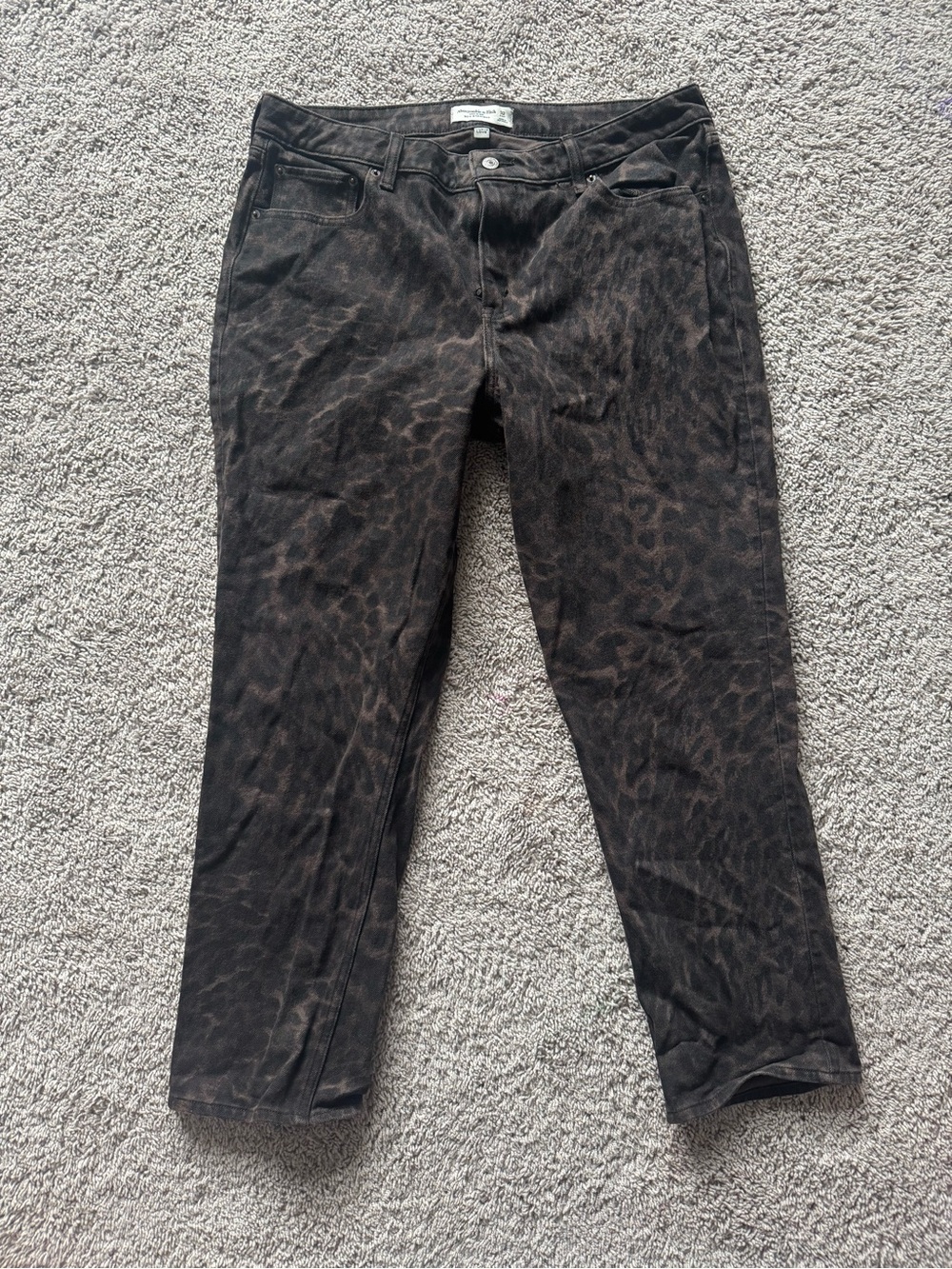 Abercrombie & Fitch Leopard Print Mid Rise 90’s Straight curve love jean sz 32s